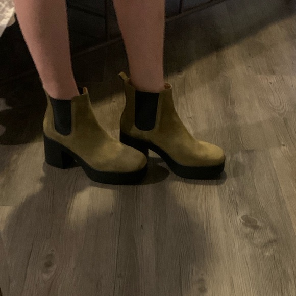 Intentionally Blank “Chelsea” Boot - Picture 2 of 10